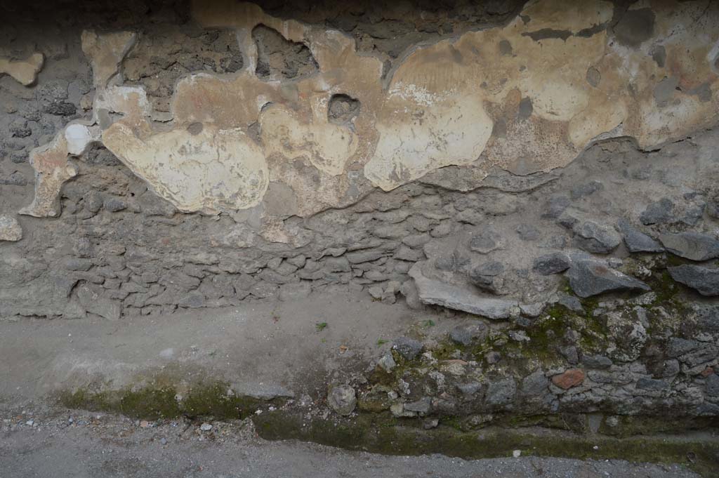Pompeii Street Altar at I.8.1. October 2018. 
Remains of painting immediately to north of ramp to altar. This used to show more coils of the serpent.
Foto Taylor Lauritsen, ERC Grant 681269 DCOR.

