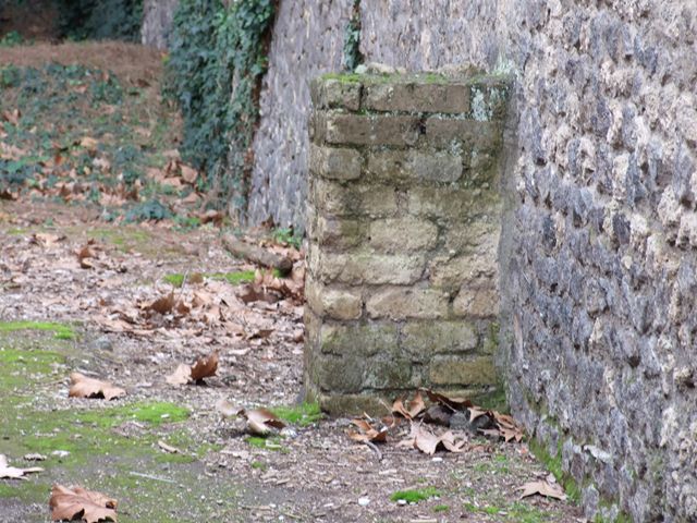 II.7.9a            Eschebach identifies a street altar on rear wall of II.8.6