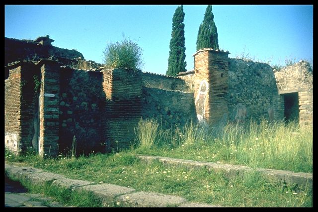 VI.1.13 possible site of street altar