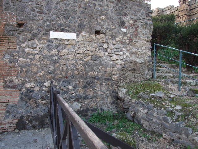 VI.7.26 Wall containing street altar which used to be at the end of the street. 