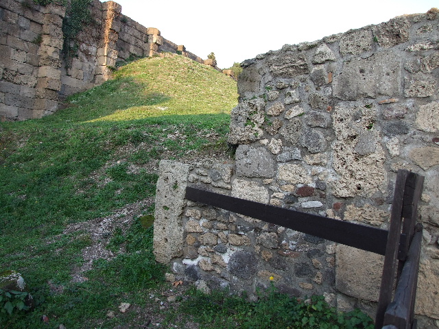 VI.9.1 Casa del Duca di Aumale. December 2006. North end of VI.9.1 showing site of street altar and wall now gone.
