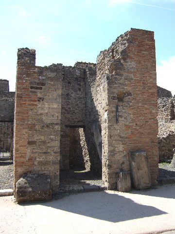VI.8.14 Bottega del Barbiere 
Sacrarium compitales or street altar?
