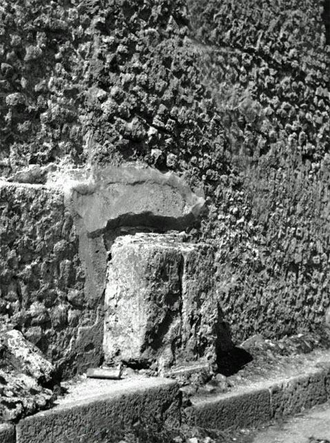 VI.12.6 Pompeii. Street altar on east side outside wall of House of the Faun in Vico del Labirinto. South side.
