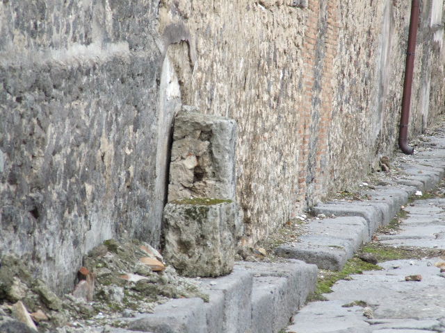 VI.12.6 Pompeii. March 2009.  Street altar in Vico del Labirinto.  North side.
