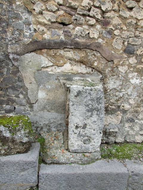 VI.12.6 Pompeii. March 2009.  Street altar in Vico del Labirinto.  East side.