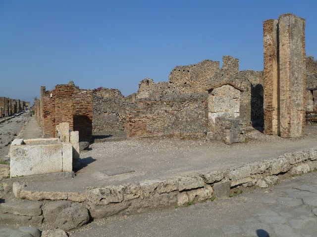 Street compitum (altar) outside VI.14.17/VI.14.18 