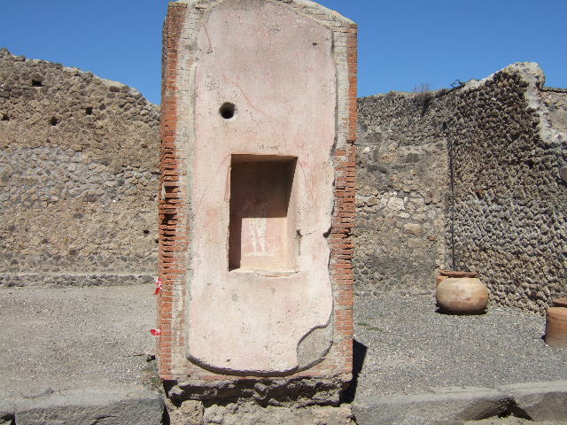 Between VII.4.16 Pompeii and VII.4.17.  Street altar with picture of Jupiter.  See Fr�hlich, T., 1991, Lararien und Fassadenbilder in den Vesuvst�dten.  Mainz: von Zabern.  (F48: p.325).  See Eschebach, L., 1993, Geb�udeverzeichnis und Stadtplan der antiken Stadt Pompeji.  K�ln: B�hlau.  (p.275).