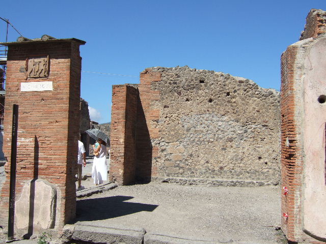 VII.4.16 Pompeii.  On the left pillar was a picture of Mars now destroyed.  On the right pillar is a street altar with a picture of Jupiter.  See Fr�hlich, T., 1991, Lararien und Fassadenbilder in den Vesuvst�dten.  Mainz: von Zabern.  (F48: p.325).  See Eschebach, L., 1993, Geb�udeverzeichnis und Stadtplan der antiken Stadt Pompeji.  K�ln: B�hlau.  (p.275).