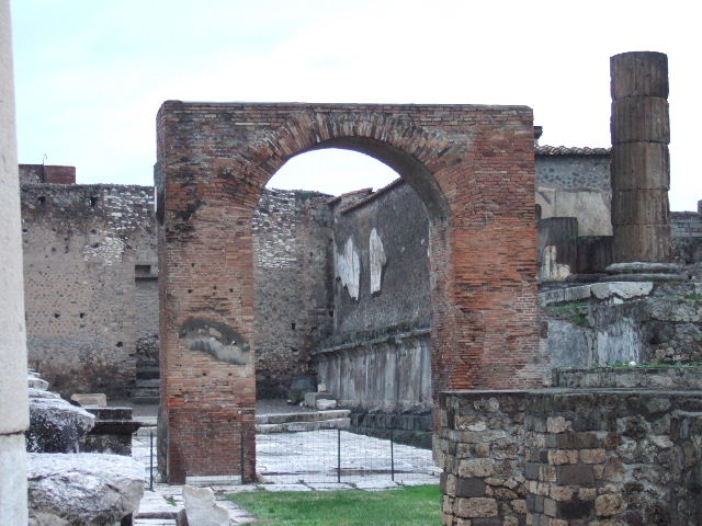 VII.8 Street Altar on outside north wall