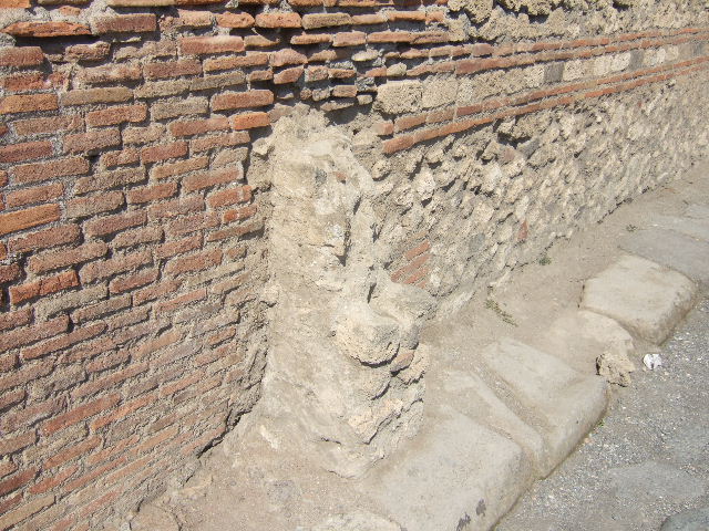 VII.14.14 
Street altar on side wall in Vico del Lupanare