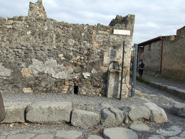 Street Altar at VIII.3.17. September 2005. Niche above street altar.