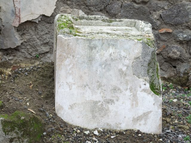VIII.4.24 Pompeii. Street altar. December 2006. Wall plaster.
