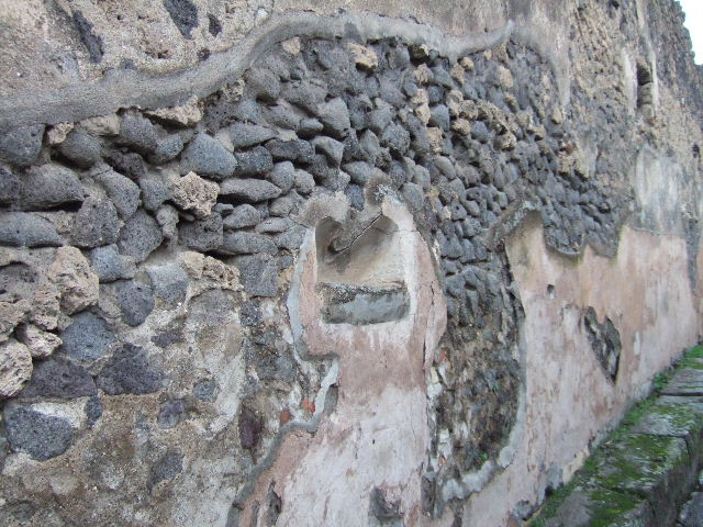Street altar at IX.2.12