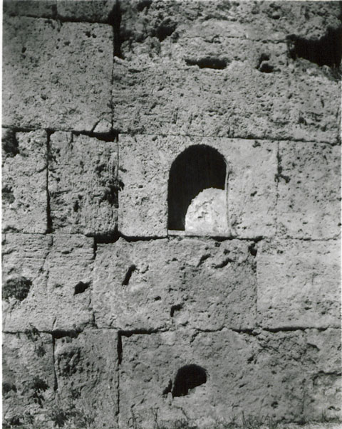 Pompeii Porta di Stabia or Stabian Gate. May 2006. East side. Niche. Fiorelli states that the niche had a covered inner of stucco, it had at the bottom graffiti in large letters PATRVA, name of Minerva, whose image without doubt was placed here for protection of the Gate. See Pappalardo, U., 2001. La Descrizione di Pompei per Giuseppe Fiorelli (1875). Napoli: Massa Editore. (p.32).