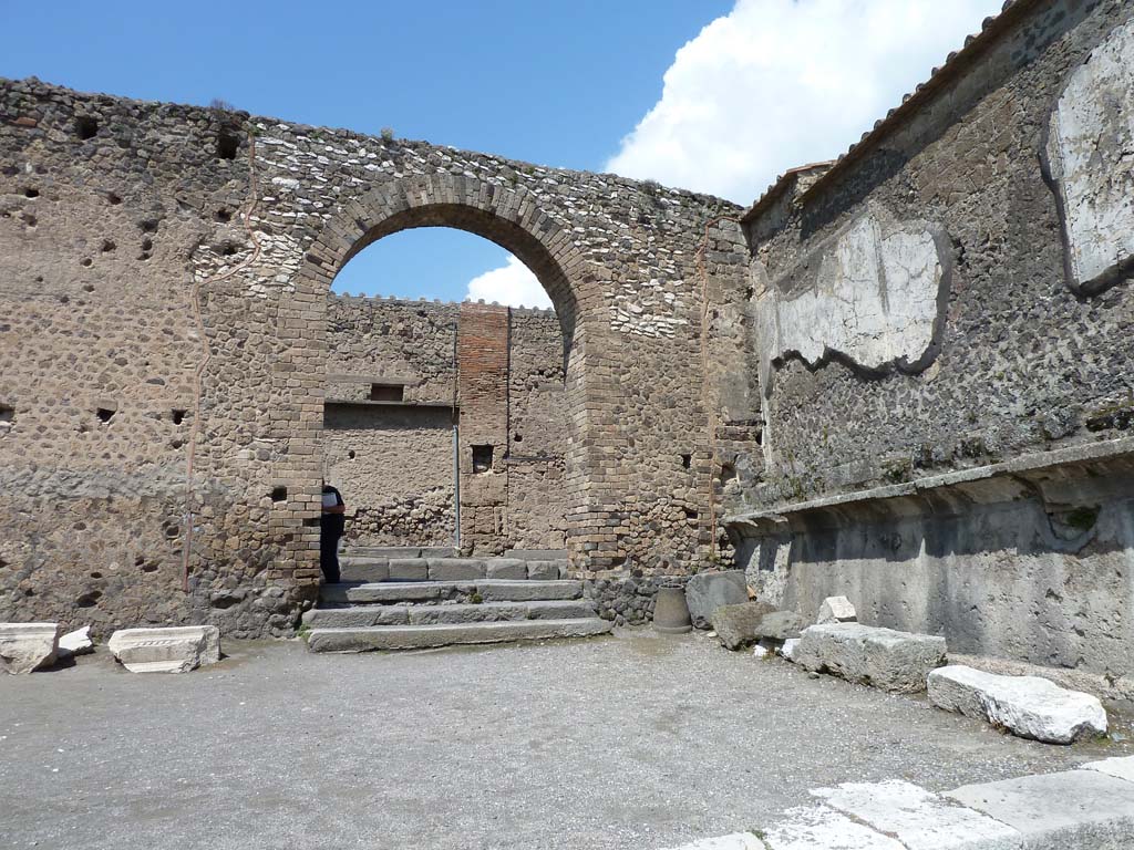 Arched entrance in north-west corner of Forum. May 2010. Looking north through arch in the north wall of the Forum.
On the right is the west side of the Temple of Jupiter.
