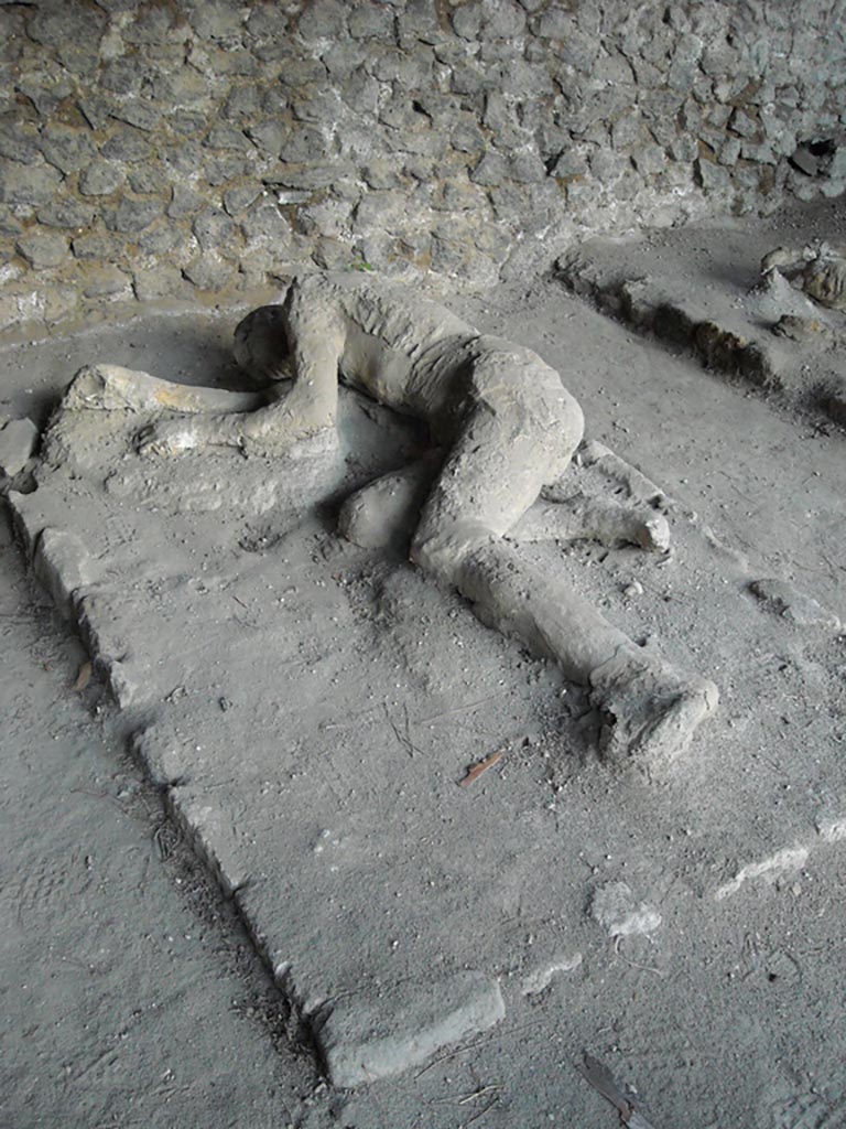 Victim 32. Pompeii, outside Porta Nocera.
Front view of plaster cast of remains of a third fleeing victim found 16th March 1957. 
