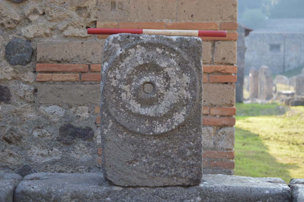 Fountain at 1.5.2, Pompeii. October 2017. Fountain head with relief of patera or plate
Foto Taylor Lauritsen, ERC Grant 681269 DCOR.

