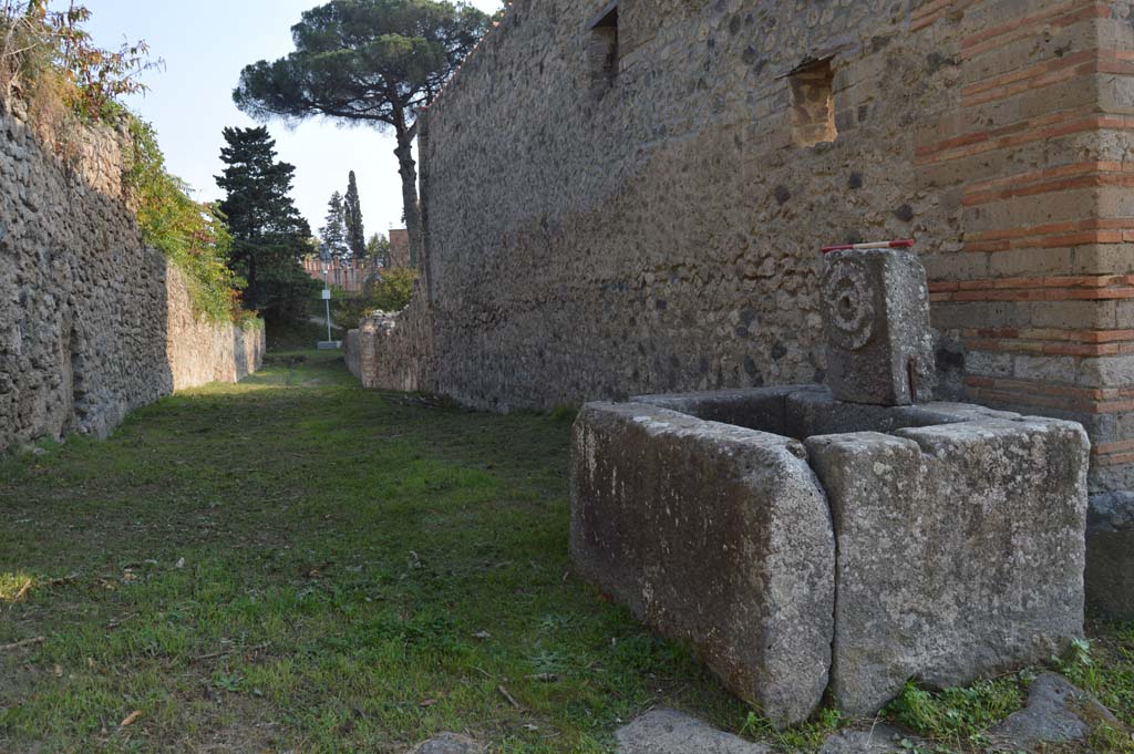 Fountain at 1.5.2, Pompeii. October 2017. Fountain looking south on Vicolo del Citarista.
Foto Taylor Lauritsen, ERC Grant 681269 DCOR.
