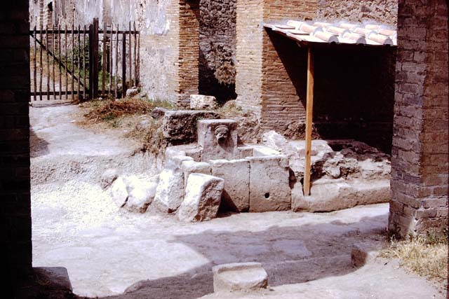 I.13.10 Pompeii.  May 2006.  Fountain on the corner of Via di Castricio and Via di Nocera.
