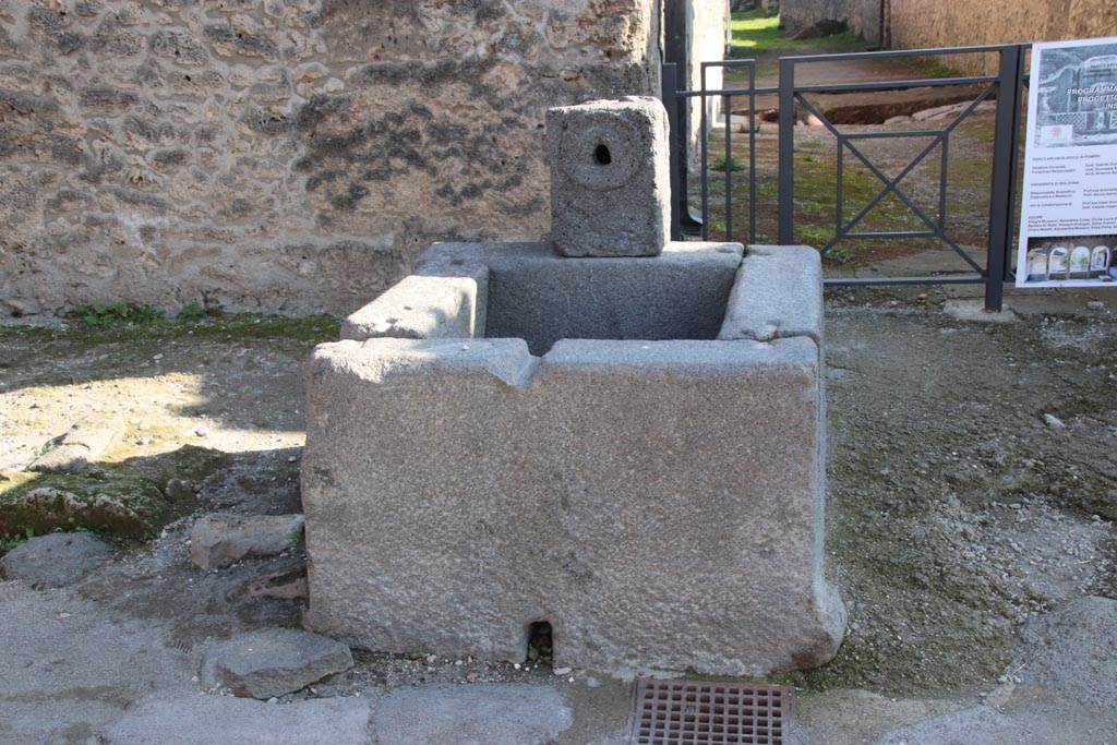 Fountain outside I.16.4 Pompeii. October 2022. Looking south on Via di Castricio. Photo courtesy of Klaus Heese.