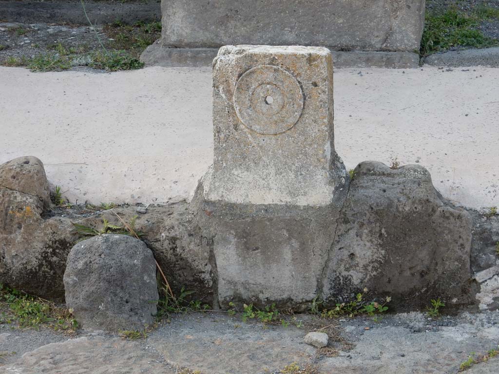 V.1.3 Pompeii. June 2019. Looking north at fountain between V.1.3 and V.1.4. with relief of patera or plate.
Photo courtesy of Buzz Ferebee.
