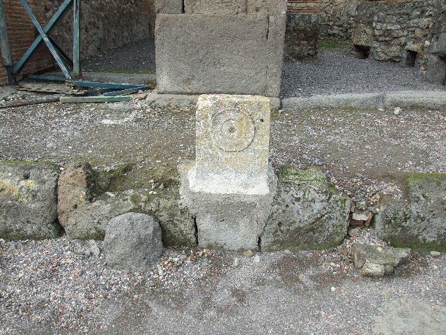 V.1.3 Pompeii.  December 2006.  Fountain between V.1.3 and V.1.4.
Photographed 1970-79 by G�nther Einhorn, picture courtesy of his son Ralf Einhorn.
