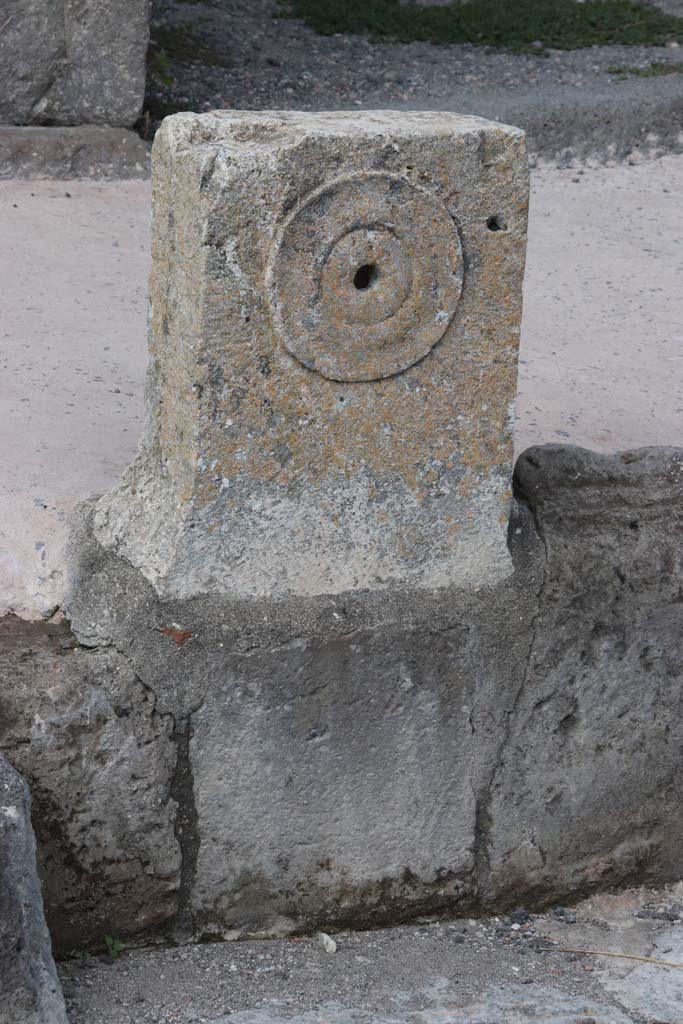 V.1.3 Pompeii. September 2017. Looking north at fountain between V.1.3 and V.1.4. with detail of relief of patera or plate.
Photo courtesy of Klaus Heese.
