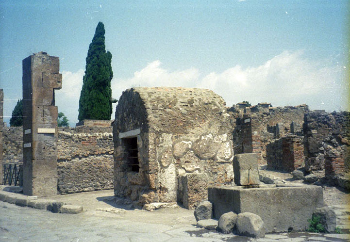 Pompeii. September 2004. Deep well and fountain at VI.1.19. 