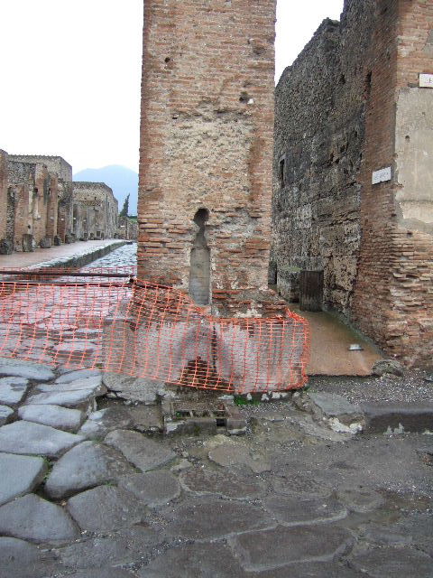 Fountain? At base of Arch of Caligula on Via Mercurio at VI.10.10 December 2006.