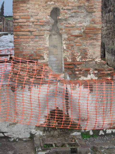 Fountain? At base of Arch of Caligula on Via Mercurio at VI.10.10 December 2006.