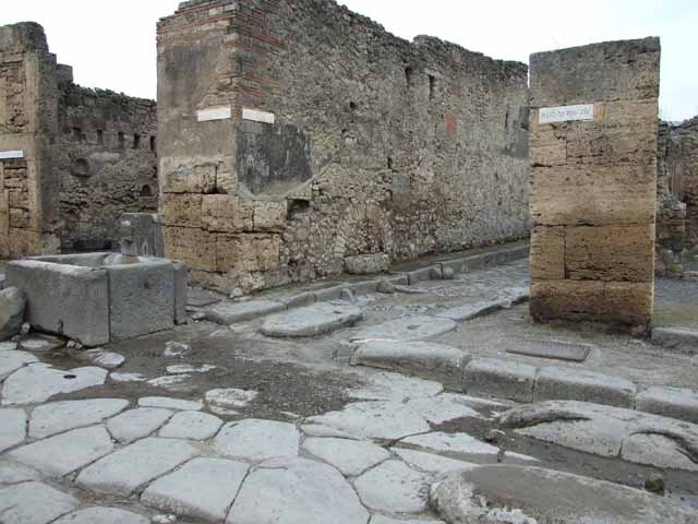 Fountain outside VI.13.7. September 2005. Relief of head of bull or ox.