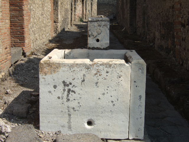 VII.15.1 Pompeii. September 2005.   Fountain in Vico del Gallo.      VII.7.13