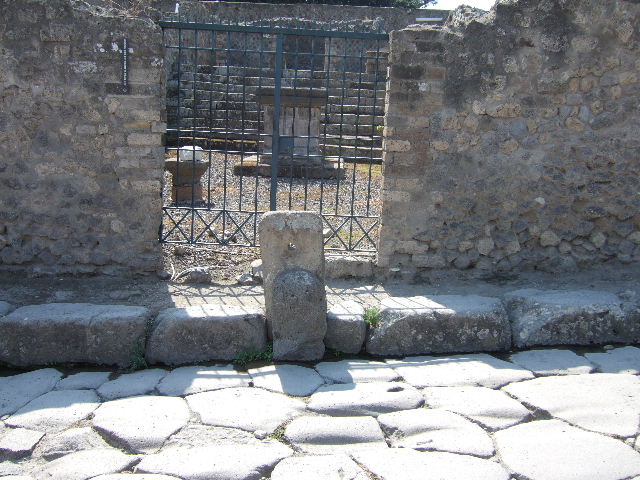 VIII.7.25, Pompeii. September 2005.  Fountain outside entrance on Via Stabia.