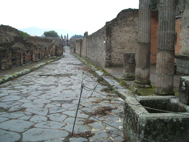 Fountain outside VIII.7.30 on Via del Tempio d’Iside. September 2005. Looking east.
