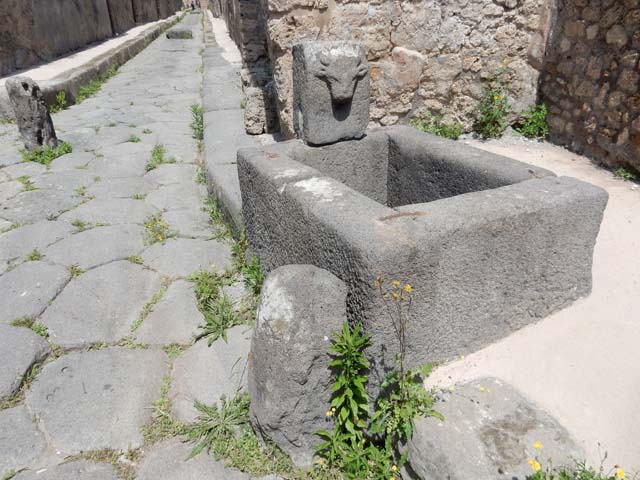 IX.7.17 Pompeii. May 2005.   Vicolo di Tesmo looking south                    IX.1
