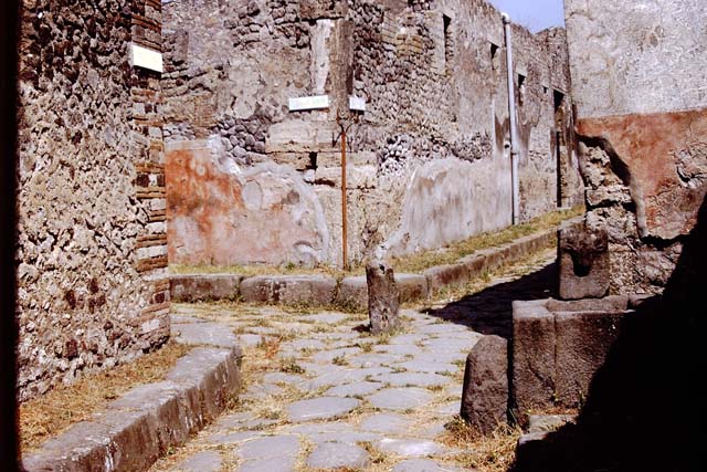 Pompeii. Fountain on Vicolo di Tesmo outside IX.7.17.  December 2007.