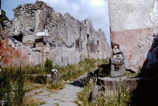Pompeii. Fountain on Vicolo di Tesmo outside IX.7.17. December 2005.