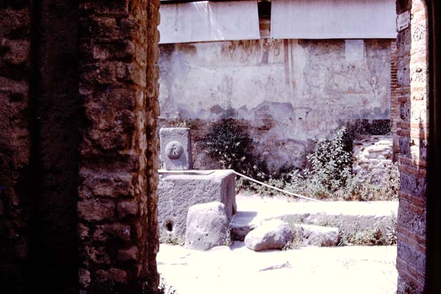 Fountain outside IX.11.1. December 2005. Relief of patera or plate, on pilaster.