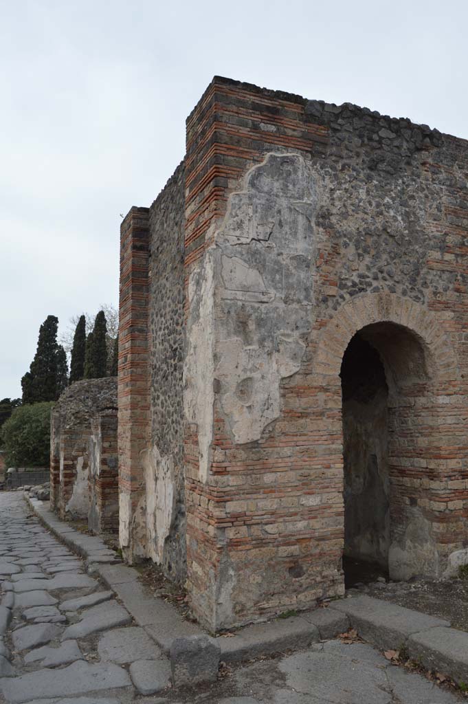 Porta Ercolano or Herculaneum Gate, Pompeii. March 2018. 
Looking towards remaining stucco on east side. 
Foto Taylor Lauritsen, ERC Grant 681269 DÉCOR
