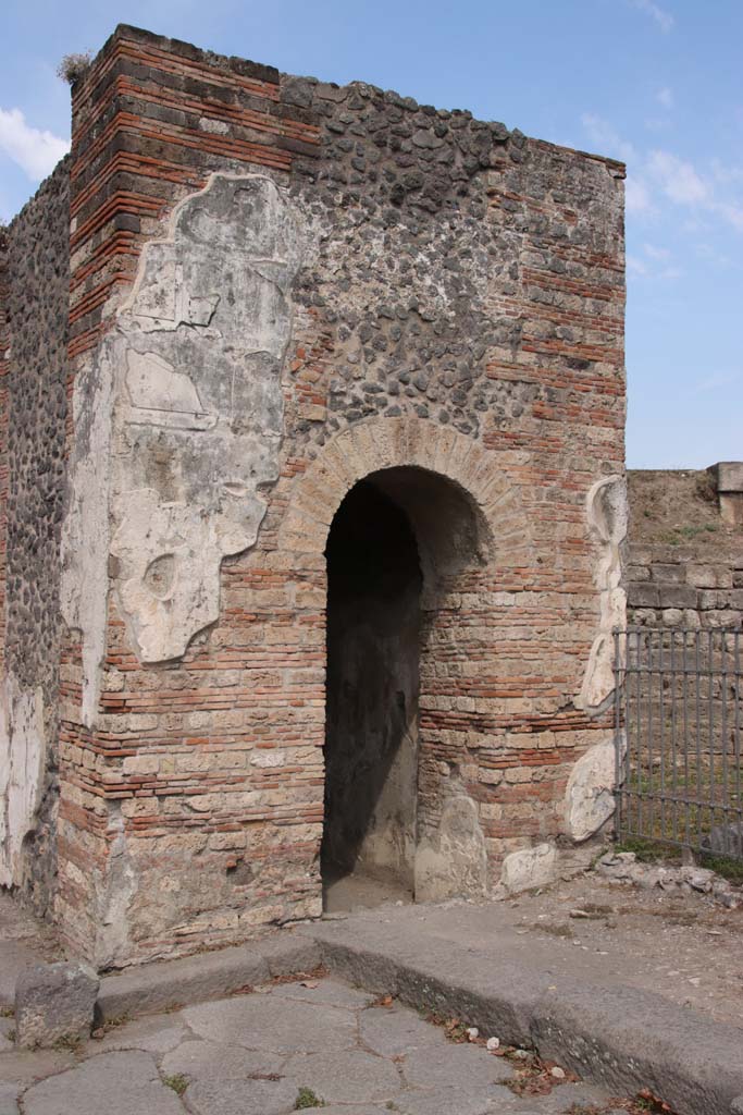 Pompeii Porta Ercolano or Herculaneum Gate. September 2021.
Looking north-east towards the east side of the Gate from inside the city. Photo courtesy of Klaus Heese.
