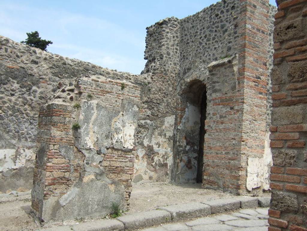 Pompeii Porta Ercolano or Herculaneum Gate. May 2006. Looking east towards south end of gate on east side. 