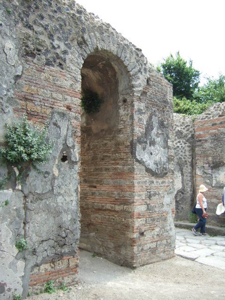 Pompeii Porta Ercolano or Herculaneum Gate. May 2006. East side, Looking South.