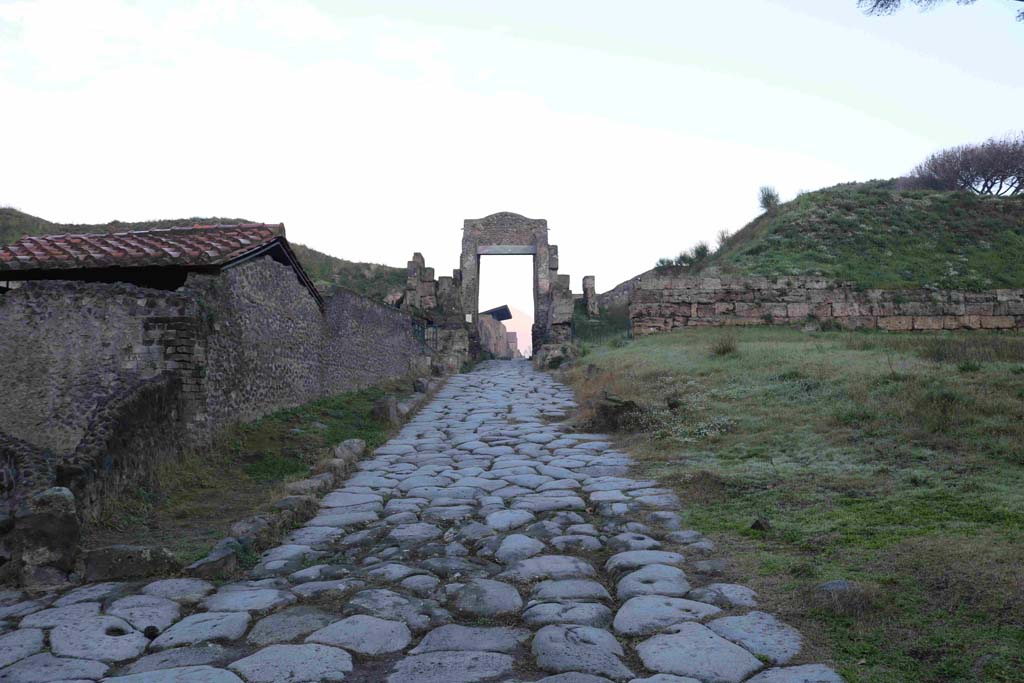 Pompeii Porta di Nocera. December 2018. Porta di Nocera from Via delle Tombe, looking north. Photo courtesy of Aude Durand.