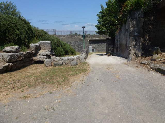 Porta Sarno. September 2005. Looking west along Via dell�Abbondanza. 