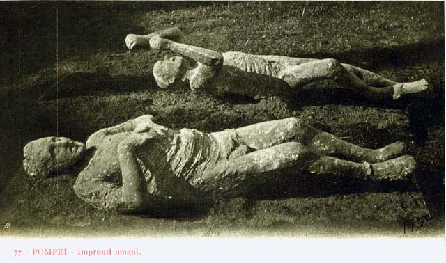 Pompeii Stabian Gate. May 2006. South west side. Near here on the 11th October 1889, “at approximately 10 metres if you are exiting and turn to the right’ were two bodies, a man and a woman lying side by side. Salvatore Cozzi made two plaster casts. See Garcia y Garcia, L., 2006. Danni di guerra a Pompei. Rome: L’Erma di Bretschneider. (p. 193-4, Figg. 451-3).