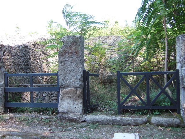 I.1.1 Pompeii. September 2010. Looking west across rear of counter towards Via Stabiana. Photo courtesy of Drew Baker.
