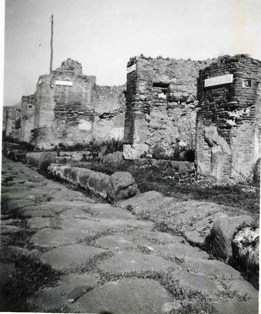 I.1.8 Pompeii. September 2010. Detail of sloping pavement onto Via Stabiana, looking east. Photo courtesy of Drew Baker.