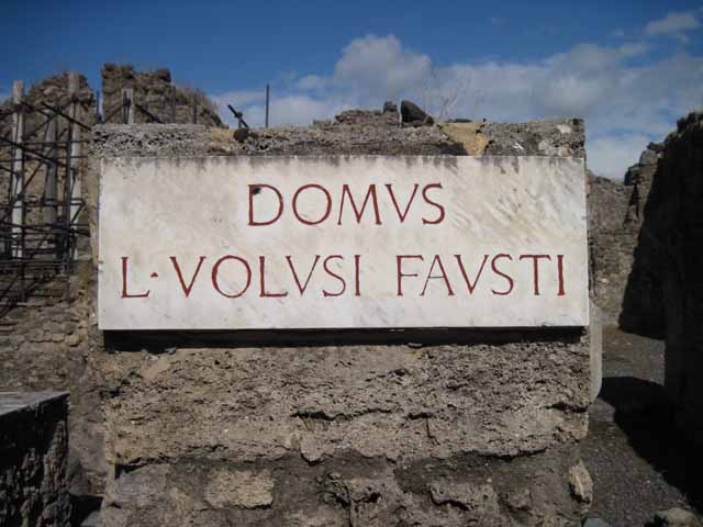 I.2.10 Pompeii. May 2005. South side of atrium from entrance
