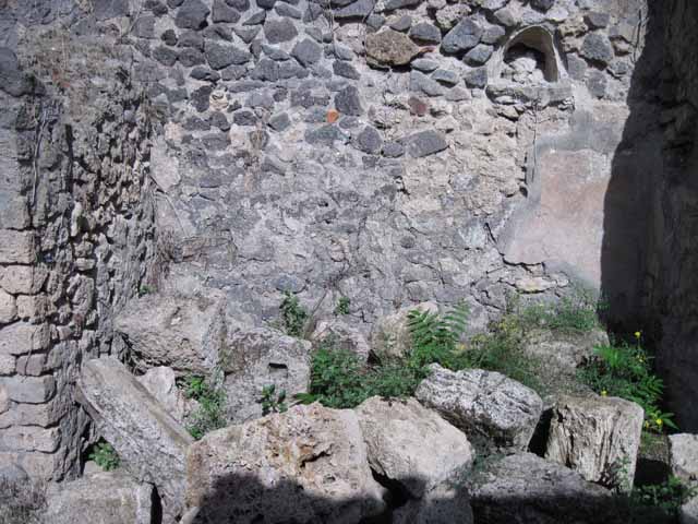 Side wall of I.2.23. December 2006. Vicolo del Citarista looking north. I.19 unexcavated.