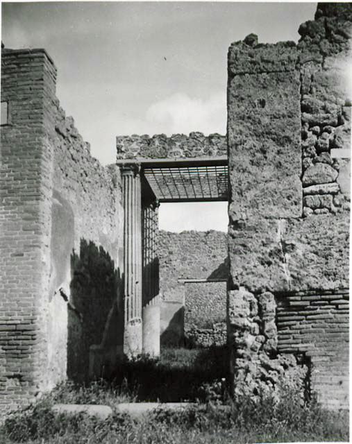 I.2.28 Pompeii. September 2010. View of the atrium columns from the north-west column corner of the atrium.  Photo courtesy of Drew Baker.
According to Fiorelli, the tetrastile atrium had a compluvium made of grating to stop anyone entering the house. See Pappalardo, U., 2001. La Descrizione di Pompei per Giuseppe Fiorelli (1875). Napoli: Massa Editore. (p. 37)
